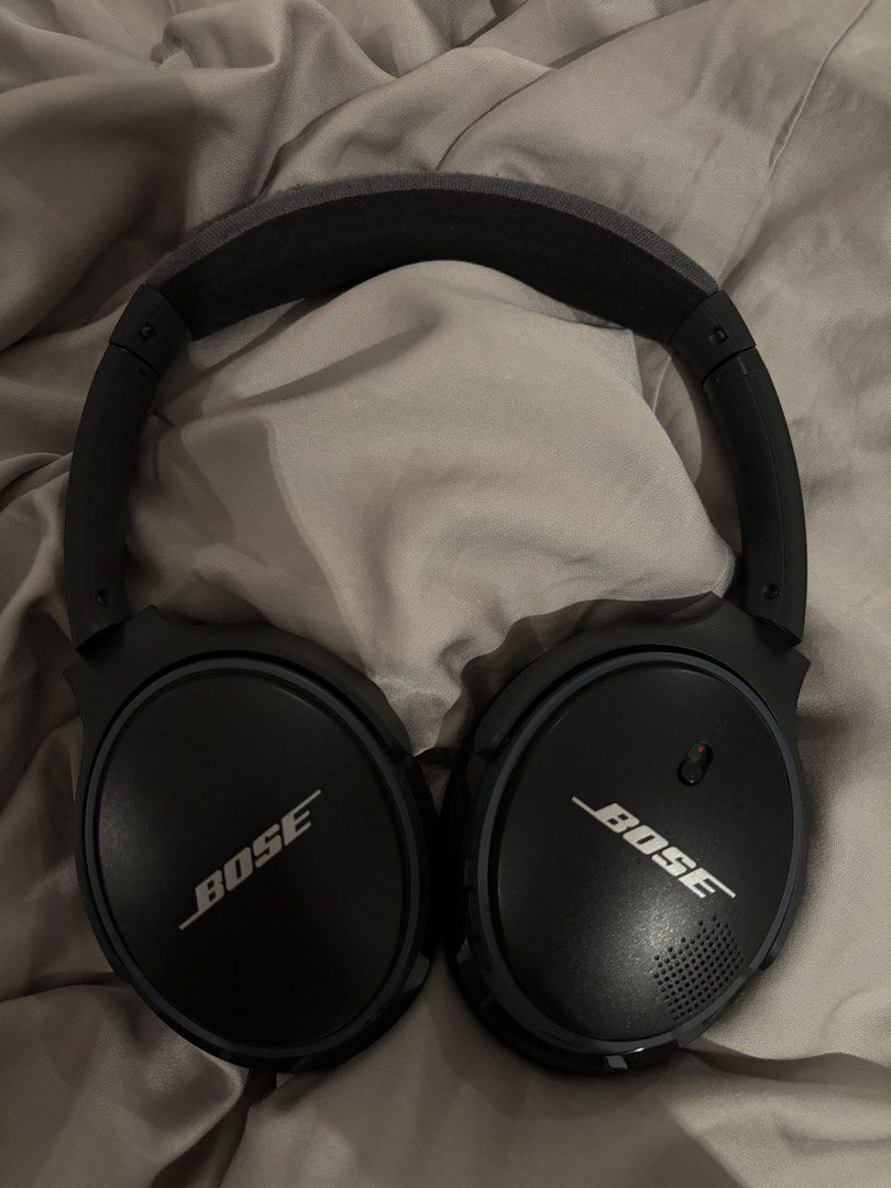 Bose QuietComfort Headphones (Category: Headphones & Headsets) located in Quezon City. Submitted by MilotheMaltese (Listing ID 1451514750, Image 1). Description: Flaw: leather on top band has been peeled, please check last pic .