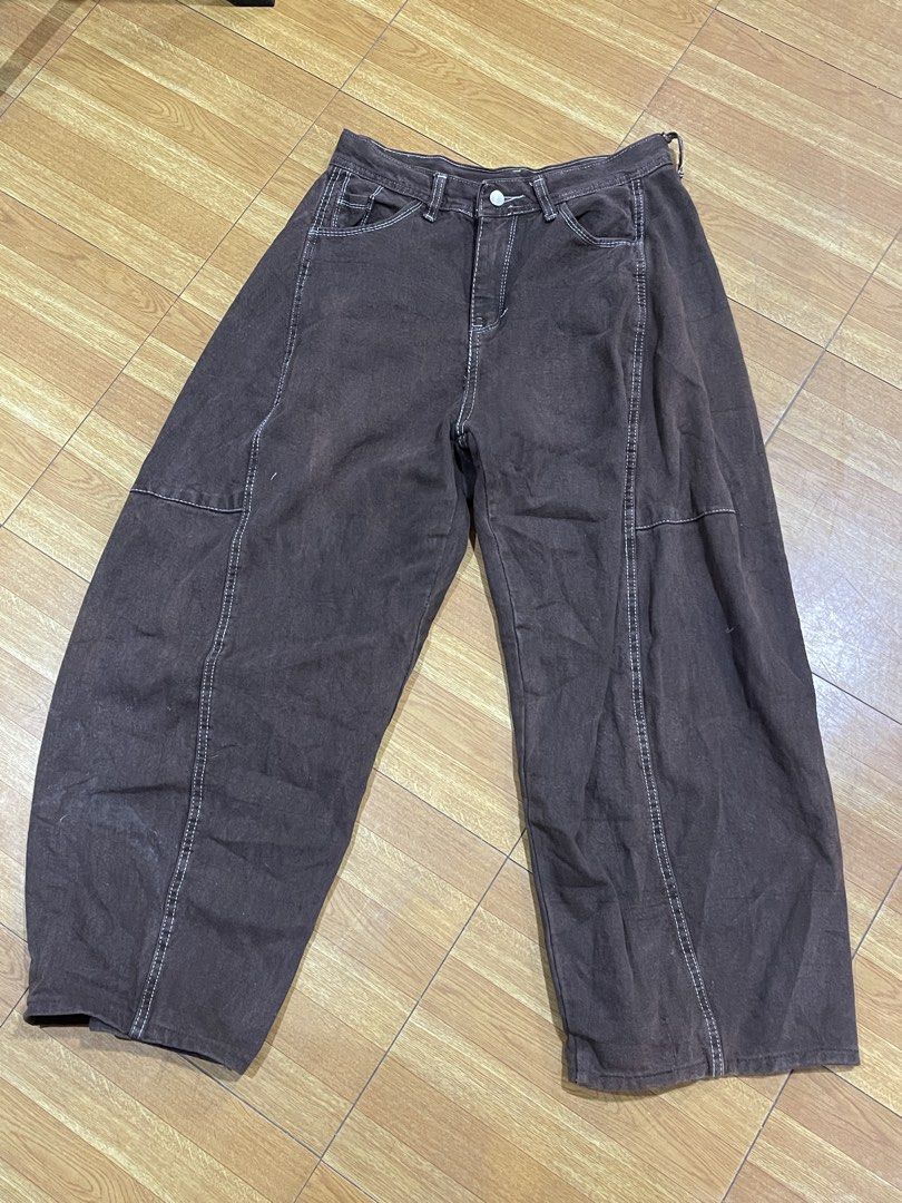 Premium Brown Barrel Pants Jeans (Category: Jeans) located in Paranaque City. Submitted by lovenclutter (Listing ID 1451423026, Image 1). Description: - Can fit size 29-30 - No flaws - High Waisted - For 5’0-5’1 height - NO WHEN WORN.