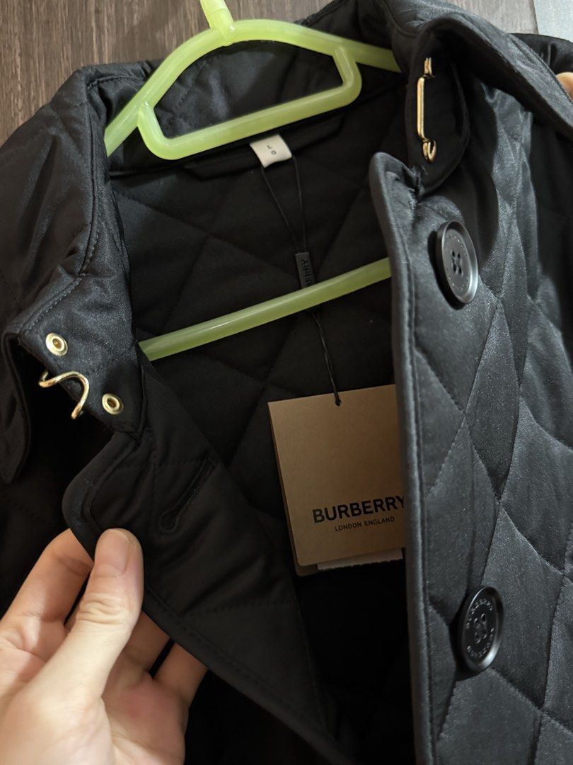 Burberry jacket （分類：外套及戶外衣服）位於 Hong Kong。 由 queenchoi 提交（商品編號 1451451237，圖片 6）。簡介： 全新夾棉褸$6000，搬屋大清貨，非誠勿擾，。
