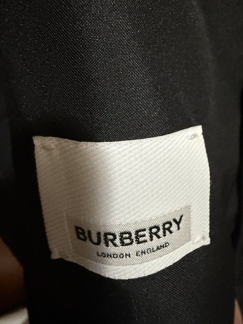 Burberry jacket （分類：外套及戶外衣服）位於 Hong Kong。 由 queenchoi 提交（商品編號 1451451237，圖片 8）。簡介： 全新夾棉褸$6000，搬屋大清貨，非誠勿擾，。