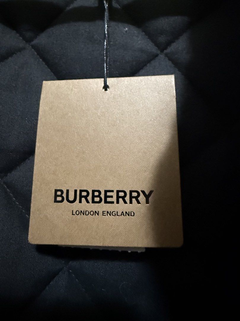 Burberry jacket （分類：外套及戶外衣服）位於 Hong Kong。 由 queenchoi 提交（商品編號 1451451237，圖片 7）。簡介： 全新夾棉褸$6000，搬屋大清貨，非誠勿擾，。