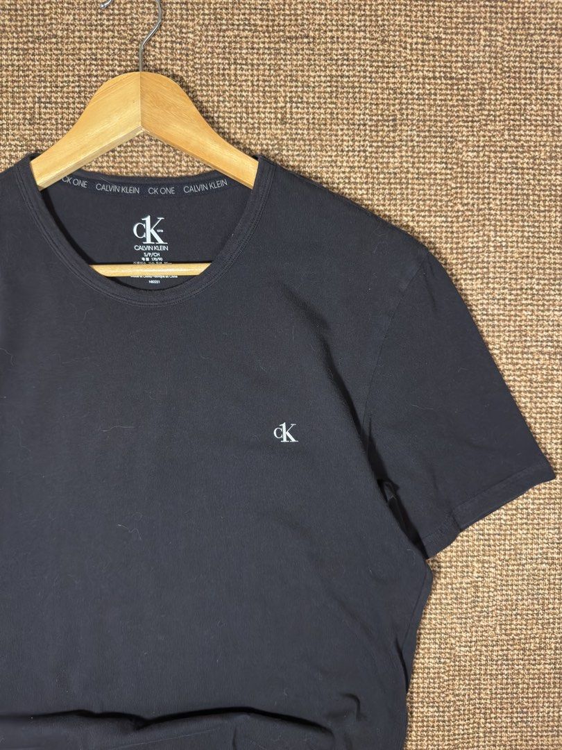Calvin Klein Tee (Category: Tshirts & Polo Shirts) located in Kuala Terengganu. Submitted by nyaastoremy. (Listing ID 1451465070, Image 3). Description: Interested? Check it for more details. Rasa mahal offer sampai jadi‼️Follow like and share thanks🫶🏻 📌pit: 19 📌labuh: 27 👆🏼condition baju seperti dalam gambar👆🏼 🚚siap post plus rm10 🫂DFOD ON.