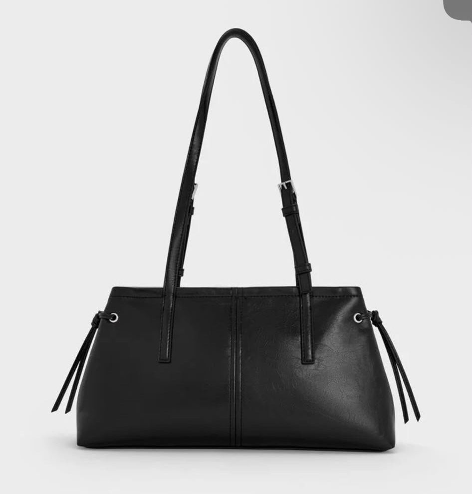 charles & keith c&k黑色手袋 Noane Elongated-Handle Shoulder Bag （分類：手拿包）位於 Hong Kong。 由 tiffy.ch 提交（商品編號 1451476583，圖片 3）。簡介： 禮物 只出過2次街 半價出售 有塵袋。