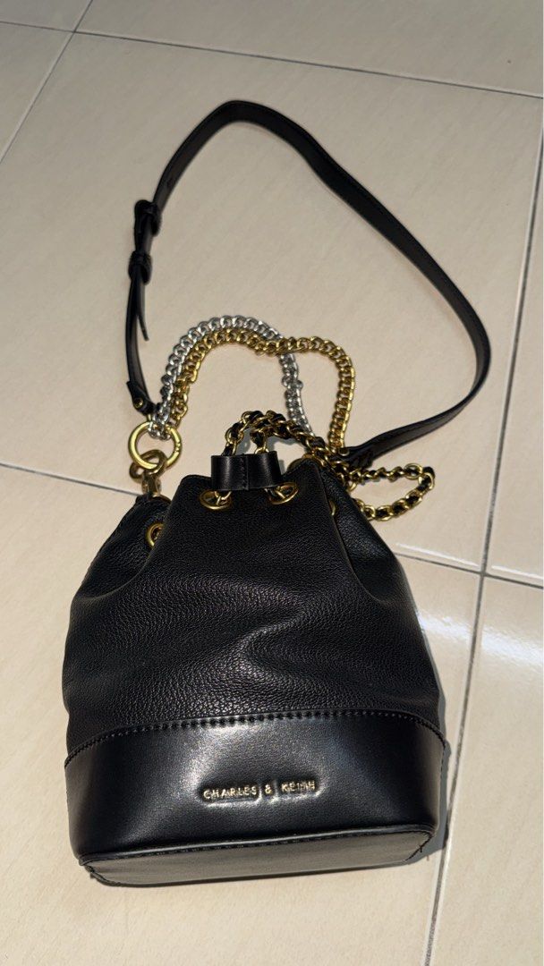 charles&keith bucket beg (Category: Shoulder Bags) located in Kuantan. Submitted by bydaisyshopp (Listing ID 1451327404, Image 1). Description: .