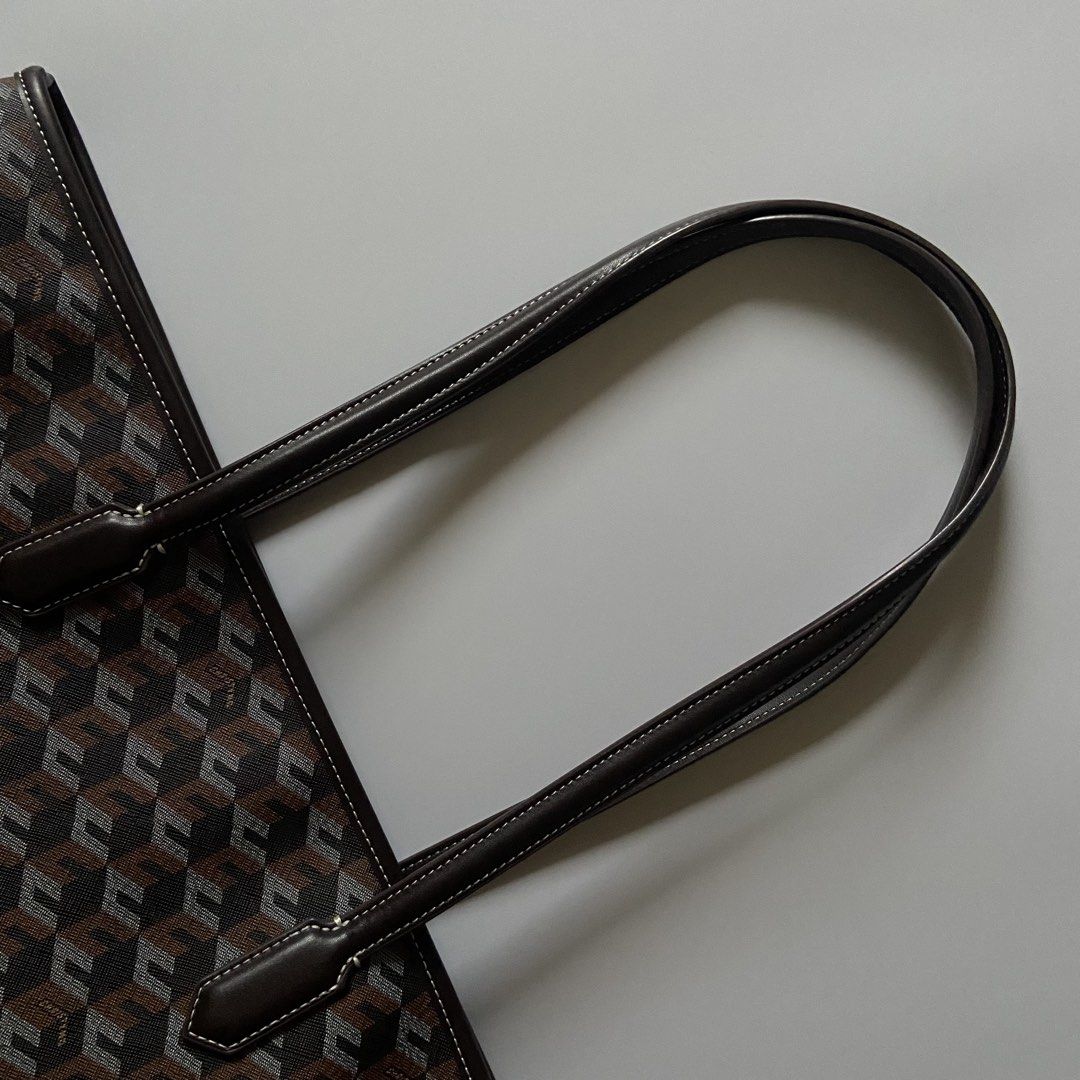 christy ng espresso russo large bag (Category: Shoulder Bags) located in Manila. Submitted by reducse (Listing ID 1451333216, Image 3). Description: christy ng espresso russo large bag issue: signs of use, tiny marks inside no wallet included mine 𖤓 2500.