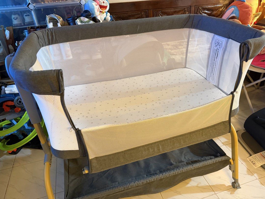 Cot (Category: Cots & Cribs) located in Singapore. Submitted by prisclla04 (Listing ID 1451457238, Image 3). Description: The price can nego.
