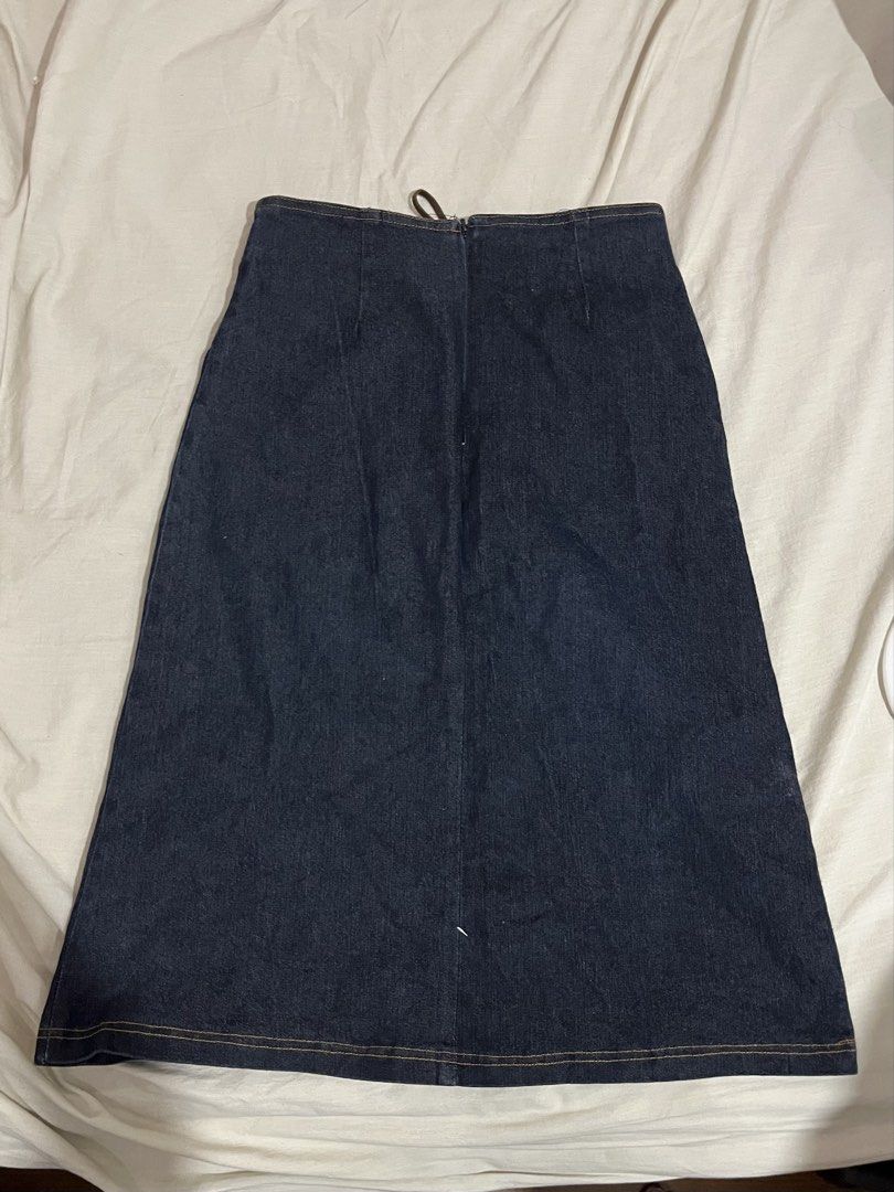 Dark Wash Denim Midi Skirt (Category: Skirts) located in Manila. Submitted by mxinii (Listing ID 1451427707, Image 2). Description: -25 inch waist - Dark wash denim midi skirt - Classic, versatile style - Ideal for casual wear.