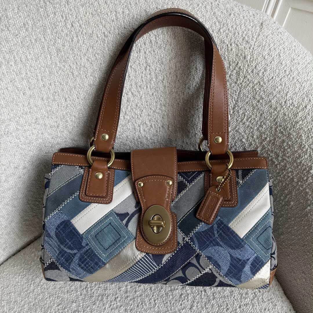 Denim patchwork turnlock satchel (Category: Shoulder Bags) located in Santiago. Submitted by sna12 (Listing ID 1451504351, Image 2). Description: .