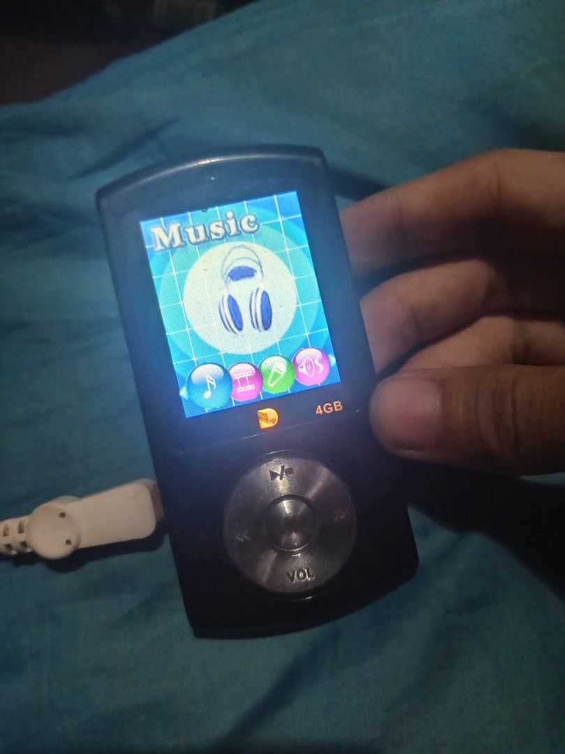 Digi 4GB MP3 Player (Category: Portable Music Players) located in Manila. Submitted by jillrose105 (Listing ID 1451445783, Image 2). Description: - Digi MP3 Player - 4GB internal storage - Bright and clear screen - Plays music with equalizer graphics - Only works with charging cable.