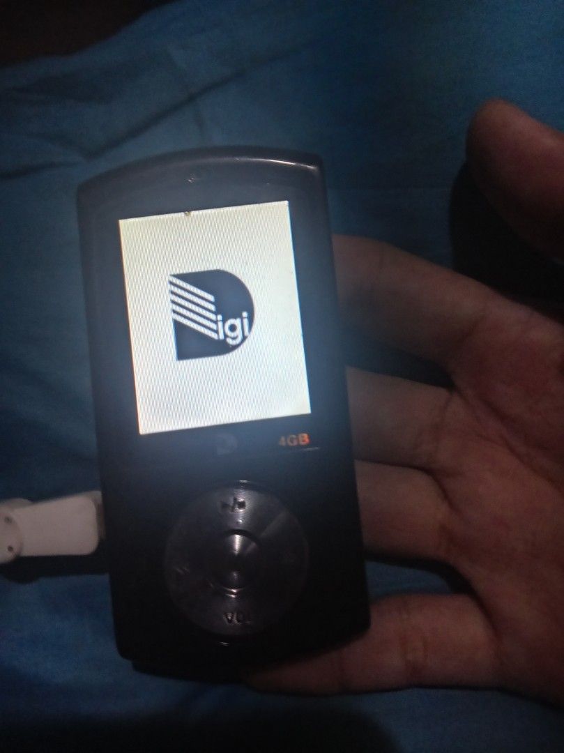 Digi 4GB MP3 Player (Category: Portable Music Players) located in Manila. Submitted by jillrose105 (Listing ID 1451445783, Image 3). Description: - Digi MP3 Player - 4GB internal storage - Bright and clear screen - Plays music with equalizer graphics - Only works with charging cable.