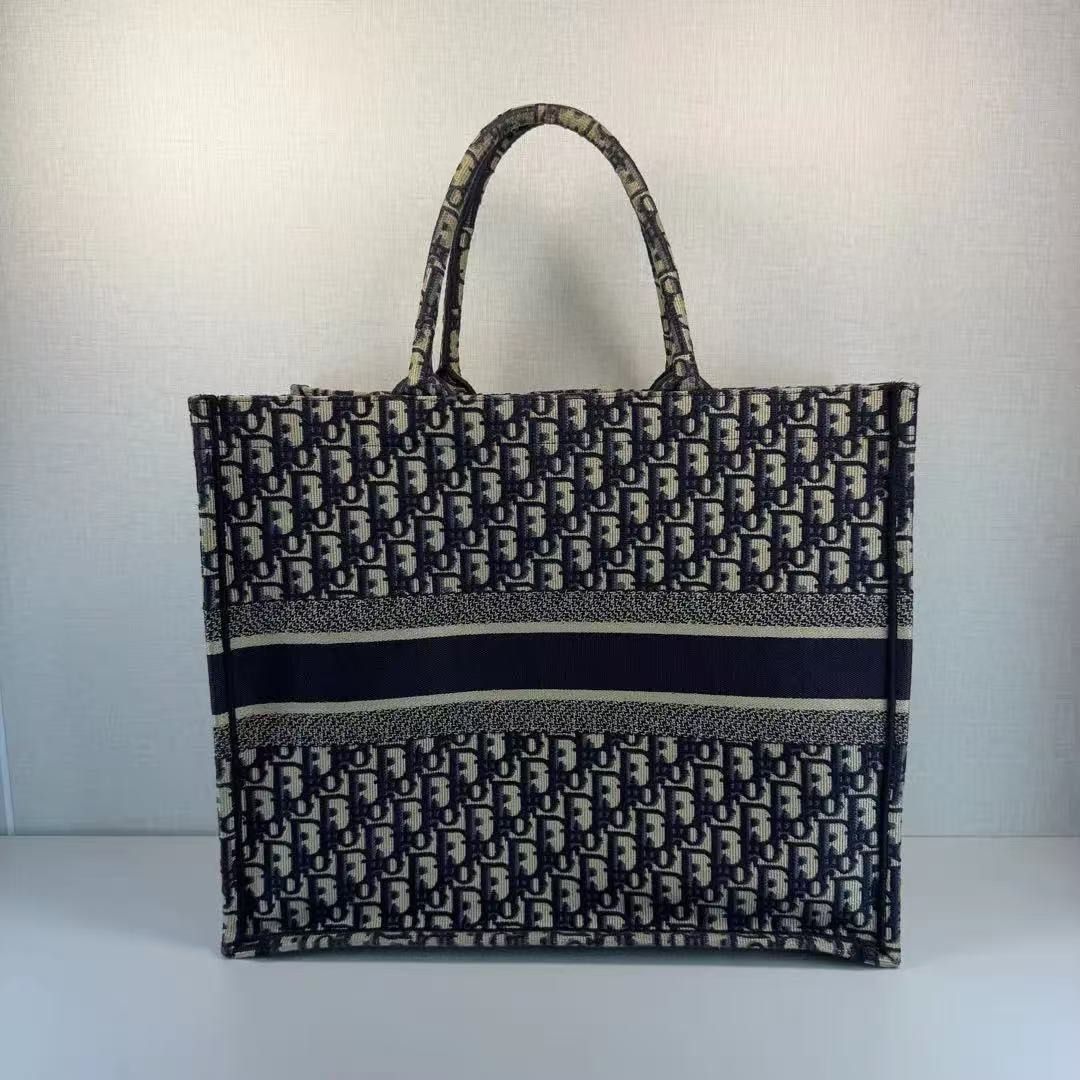Dior tote （分類：Tote Bags）位於 Hong Kong。 由 tinssa_ 提交（商品編號 1451380767，圖片 2）。簡介： Dior手袋歡迎PM問價。