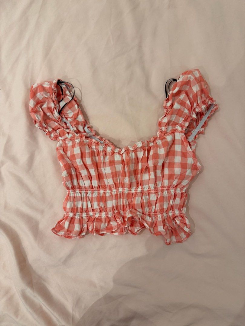 Forever 21 pink and white gingham top (Category: Others Tops) located in Muntinlupa City. Submitted by _s0phia (Listing ID 1451419565, Image 3). Description: Pink and white gingham crop top.