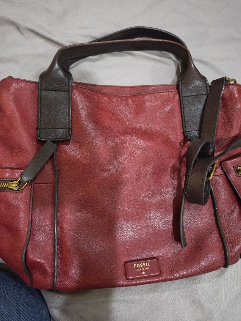 Fossil Emerson Leather Bag (Category: Tote Bags) located in Kulim. Submitted by fortheloveofthrifts (Listing ID 1451451985, Image 1). Description: Red leather Fossil tote bag. Dark brown leather handles and accents. Zipper closure on top. Interior has multiple pockets, including a zippered compartment. Plenty of space inside for your essentials..