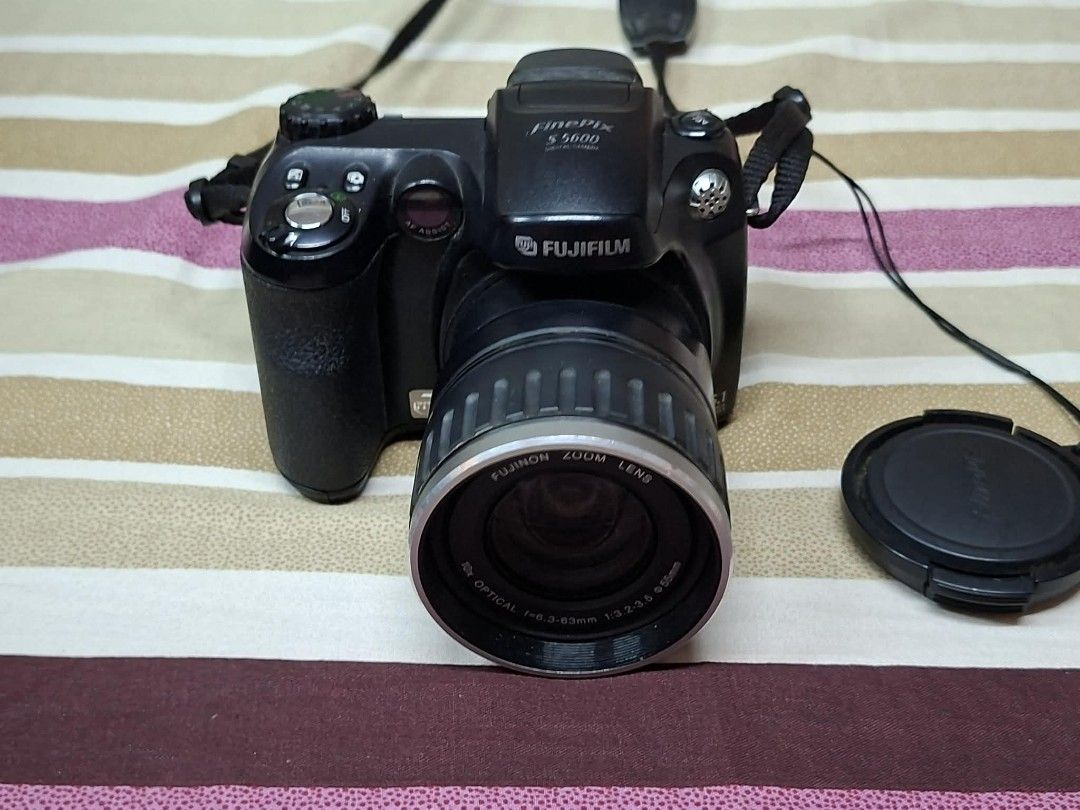 fujifilm finepix s5600 ccd bridge cam (Category: Cameras) located in Manila. Submitted by ultimogizmos (Listing ID 1451375295, Image 2). Description: fujifilm finepix s5600 Key Specifications Sensor: 5th Generation Super CCD HR (5.1 MP) Lens: 10x Optical Zoom (f/3.2 – 3.5)(38-380) ISO Range: 64 – 1600 Display: 1.8-inch LCD and electronic viewfinder Storage: xD-Picture Card (not included) Power: 4x AA batteries (not included) execellent working co