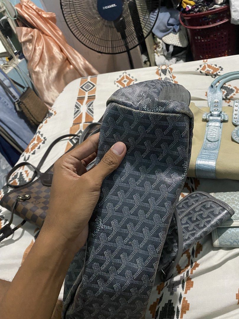 Goyard tote bag with wallet (Category: Luxury Bags & Wallets) located in Las Pinas. Submitted by mark2k05 (Listing ID 1451427955, Image 3). Description: Check the details in photo.