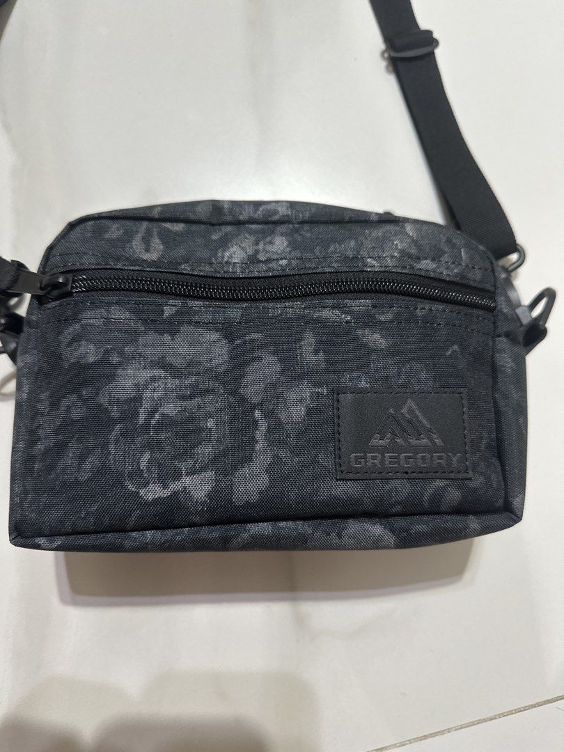 Gregory黑花斜孭袋 （分類：腰袋、手提袋、小袋）位於 Hong Kong。 由 jackshdju 提交（商品編號 1451455136，圖片 1）。簡介： 網上499$買嘅，用咗兩次。