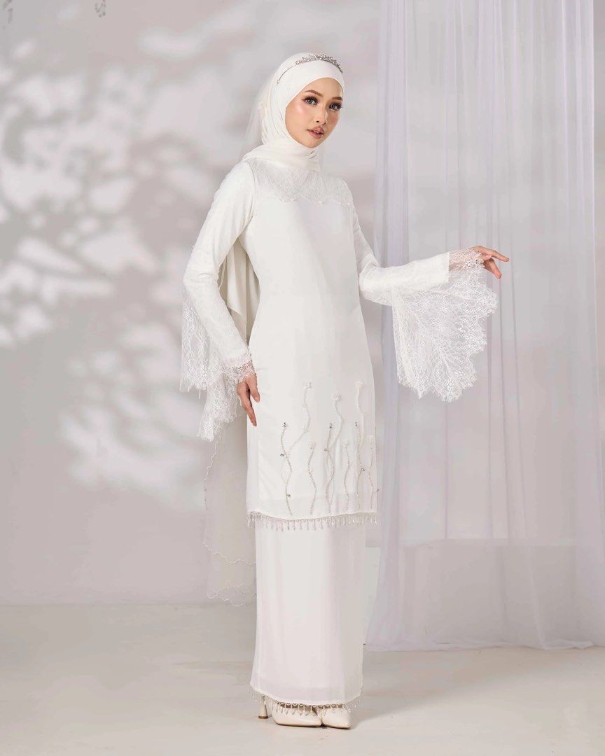 Heliana kurung size L off white (Category: Baju Kurung & sets) located in Kota Bharu. Submitted by secondchancescloset (Listing ID 1451398983, Image 1). Description: Tak pernah guna. Salah size pulak 🥲.