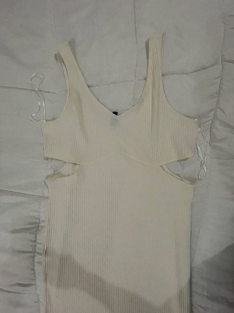 H&M bodycon dress (Category: Announcements) located in Las Pinas. Submitted by silvader (Listing ID 1451431343, Image 3). Description: Used once Cut out bodycon Ribbed Large Good as new!.