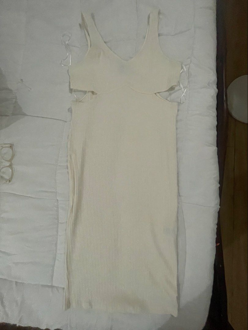 H&M bodycon dress (Category: Announcements) located in Las Pinas. Submitted by silvader (Listing ID 1451431343, Image 2). Description: Used once Cut out bodycon Ribbed Large Good as new!.