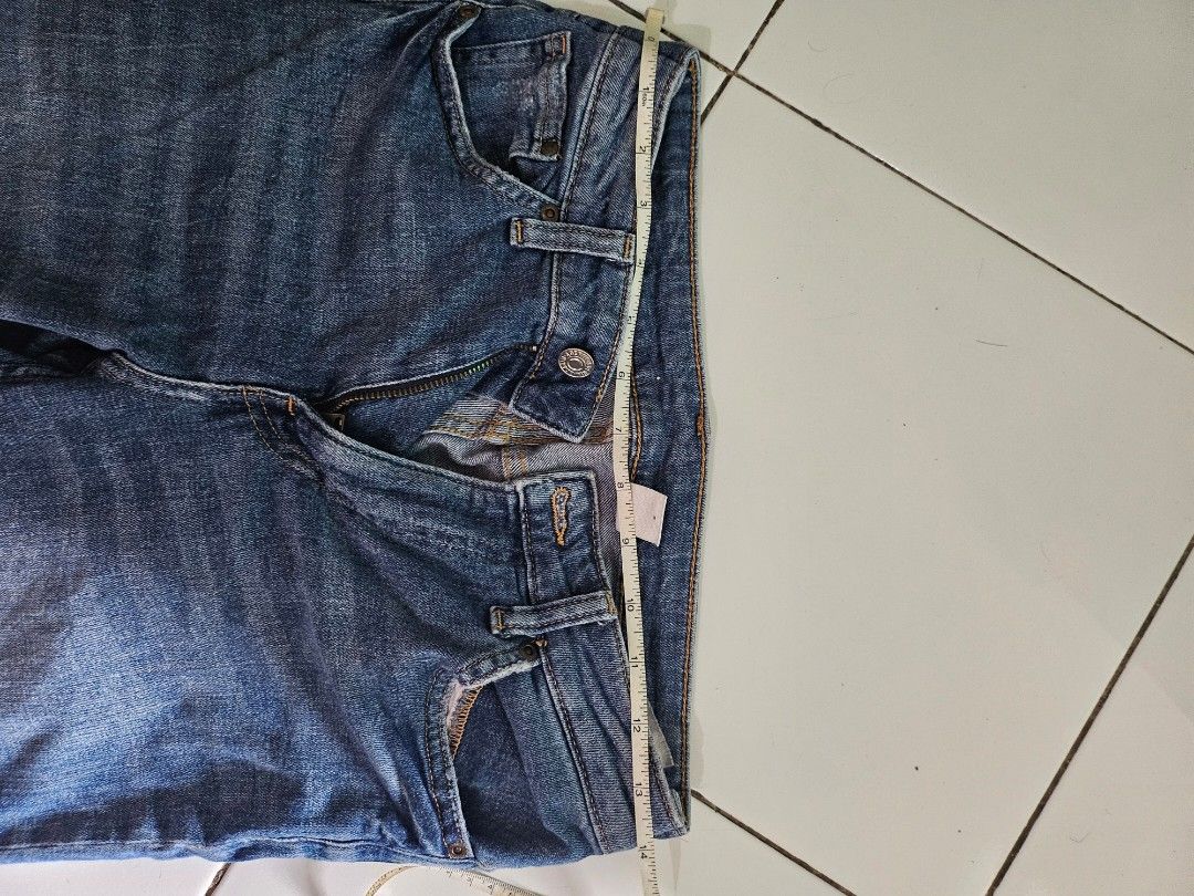 H&M Girlfriend Fit Denim Jeans (Category: Jeans) located in Mandaluyong City. Submitted by efril.pecson (Listing ID 1451407826, Image 3). Description: - H&M Blue Denim Jeans - Girlfriend Fit, Regular Waist - Raw Hem Finish - Measurements: Waist approx. 14 inches - Perfect staple piece for any wardrobe originally for 30-31 inches siya but got it altered see pics.