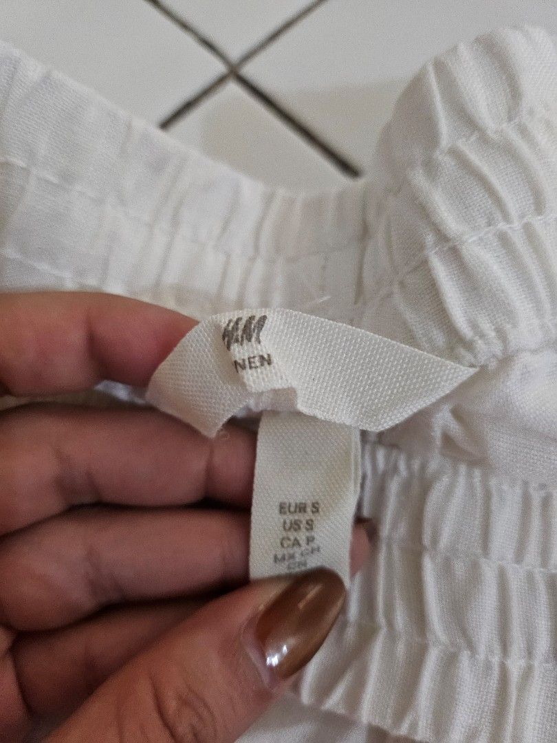 H&M Linen Pants (Category: Other Bottoms) located in Mandaluyong City. Submitted by efril.pecson (Listing ID 1451409014, Image 2). Description: - Brand: H&M - Color: White - Material: 100% Linen - Style: Wide leg - Features: Elastic waistband for comfort - Size: S - Perfect for: Casual wear.