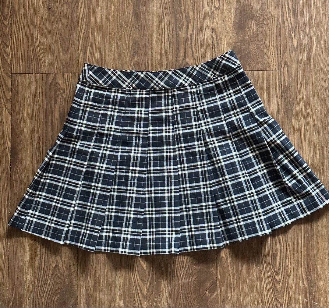 H&M Plaid Pleated Mini Skirt (Category: Skirts) located in Kuala Lumpur. Submitted by lunalovestoshop (Listing ID 1451401242, Image 1). Description: - Cute H&M plaid pleated mini skirt - Dark blue with white and yellow lines - Versatile for preppy or grunge aesthetics - Easy to style with various tops and shoes - Refer to tag for specific sizing information.
