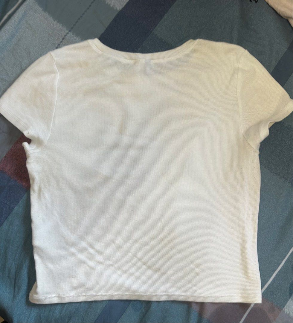 H&M White T-shirt with Seashell Print （分類：T-shirt）位於 Hong Kong。 由 lina_oi 提交（商品編號 1451425406，圖片 2）。簡介： White H&M t-shirt. Features a circular print of various seashells and the words 'BREATHE & LET GO'. Ribbed texture on the fabric. Short sleeves and a classic crew neck. Great for casual wear.。