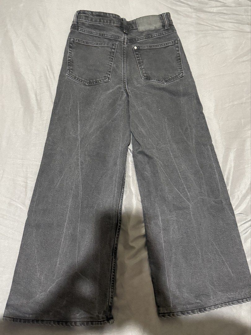 H&M Wide Leg Jeans Black Washed (Category: Jeans) located in San Fabian. Submitted by declutteringcloset (Listing ID 1451374281, Image 3). Description: Can pass as brand new. Bull/hard denim. Black washed. I altered the pants length for 4’11-5’0”. RFS: I gained weight. SIZE: 24-25.