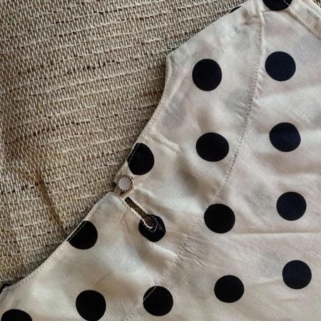 Inner Zara tanpa lengan | Sleeveless top | Rayon top | Polkadot top White Party Look Zara (Kategori: Atasan) berada di Jakarta Pusat. Dikirim oleh sukabelanjabgt (ID iklan 1451374136, Gambar 2). Deskripsi: Bahan katun rayon, tidak gerah GRATIS ONGKOS KIRIM UNTUK DETAIL INFO PEMESANAN DAPAT DI CEK DI BIO ATAU OPSI PENGIRIMAN (Mailing & Delivery).