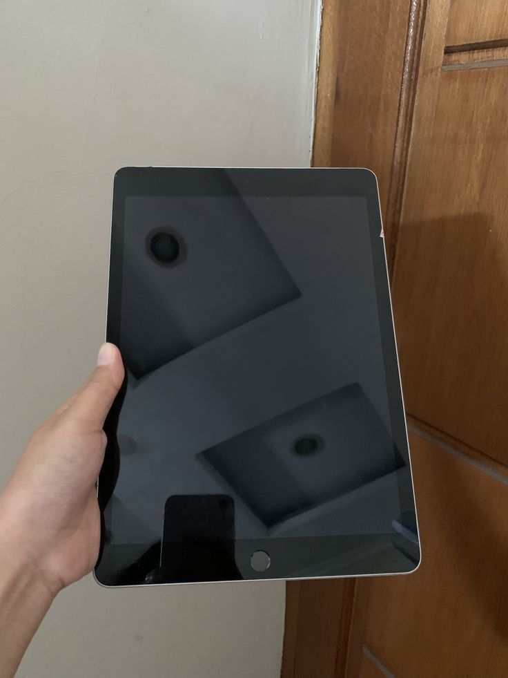 Ipad air 1 (Category: iPad) located in Manila. Submitted by benedict998 (Listing ID 1451420303, Image 2). Description: ipad air 1, currently running ios 12.5.7. I can provide a video for buyers selling this tablet to raise my savings for my future, please contact me for lower prices .