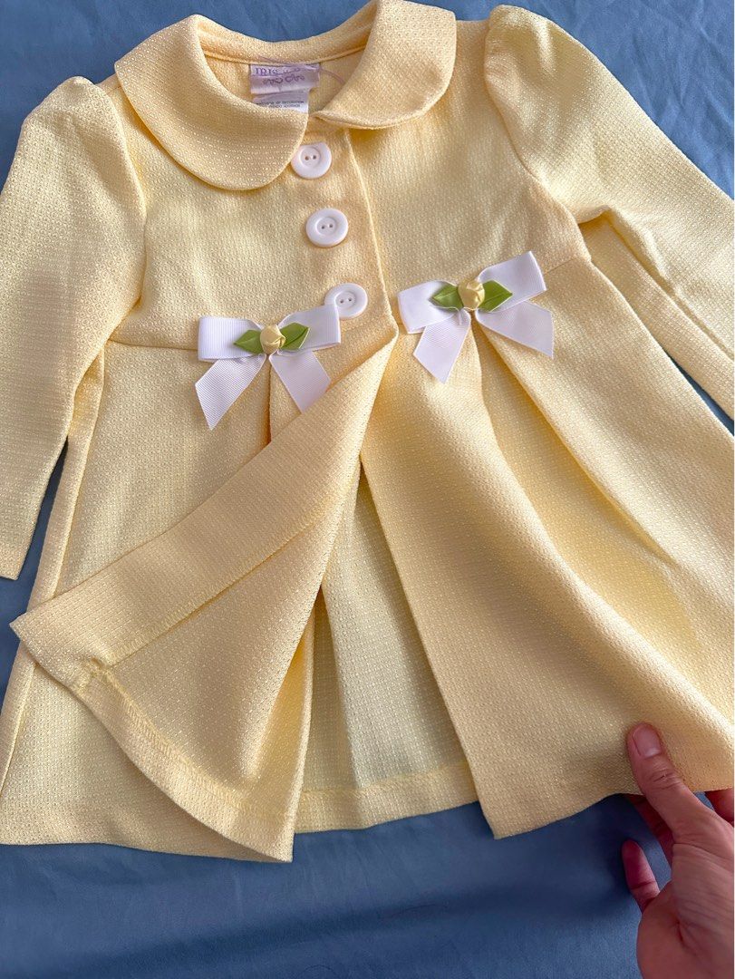 Iris & Ivy Baby Yellow Coat 24M (Category: Babies & Kids Fashion) located in Quezon City. Submitted by crslph (Listing ID 1451386998, Image 3). Description: - Cute vibrant yellow baby coat from Iris & Ivy - Textured fabric - Peter Pan collar - Three white buttons up the front - Adorned with white ribbon bows with little green and yellow flowers - Pleated front detail - Perfect for spring or cooler weather - Worn once only.