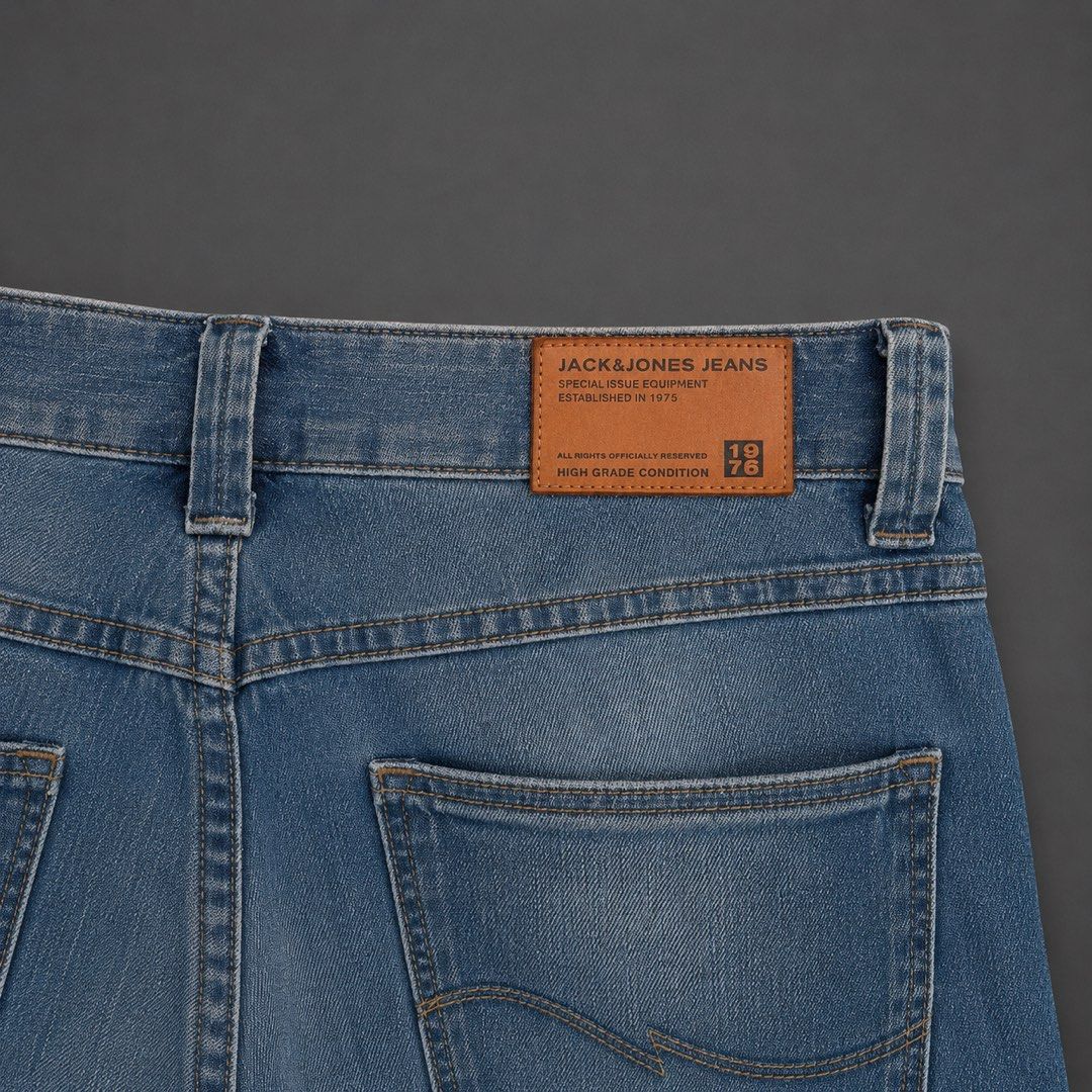 JACK&JONES DENIM JEANS (Category: Jeans) located in Taguig. Submitted by clarrk95 (Listing ID 1451451472, Image 3). Description: Jack & Jone Denim Jeans Waist: 32inches Length: 42inches Leg Opening: 8.5inches PRICE: ₱450 ONLY! ✅ good condition ✅ add shipping fee Shipping: Lalamove | J&T | LBC Meetup: Pinagsama | Katuparan Taguig📍 Payment: Gcash | Bank | Cash Disclaimer: Photos are based on actual product onhand. DM for fast transaction. 📩.