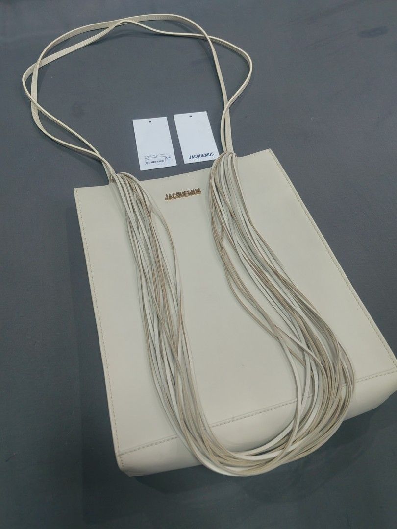 Jacquemus Le A4 offwhite tote bag (Category: Luxury Bags & Wallets) located in Santa Rosa. Submitted by _ba_mo_si_ (Listing ID 1451359939, Image 1). Description: Bag only plus sf Dm.