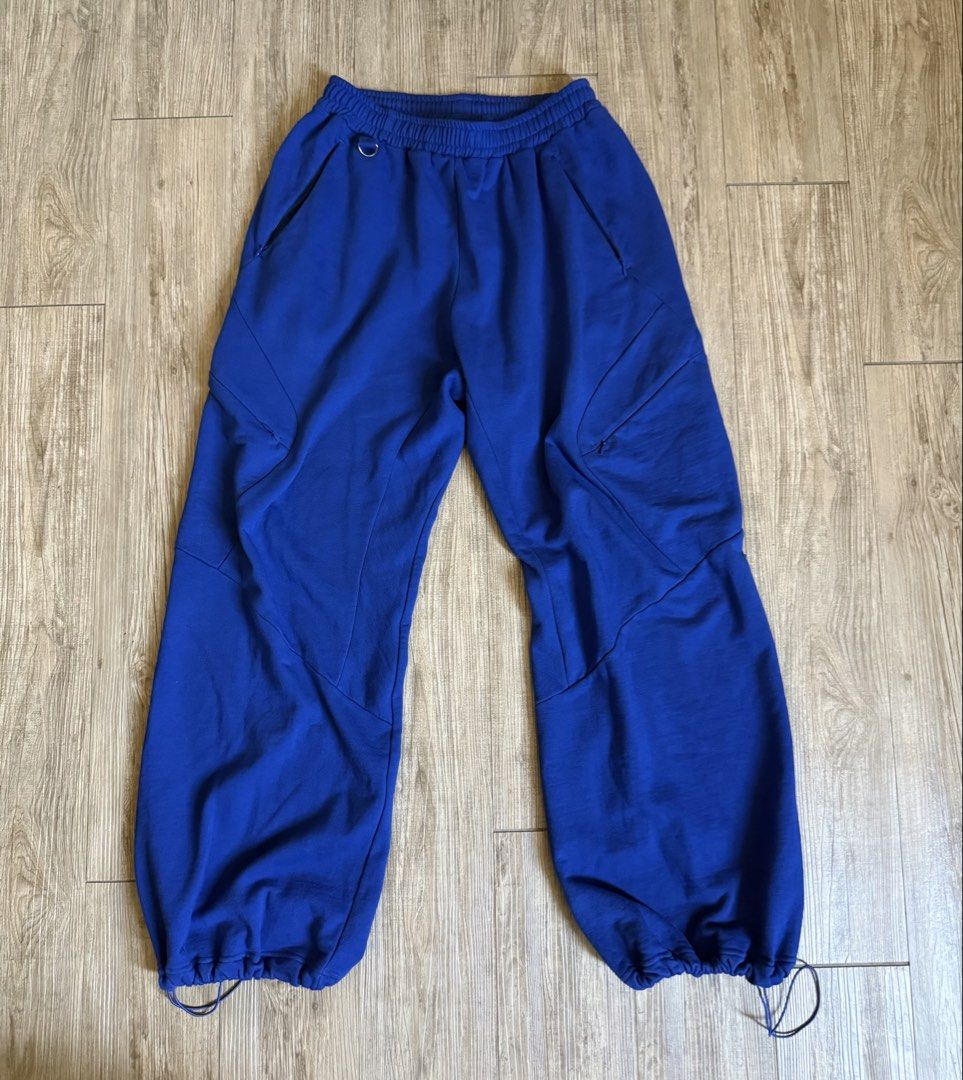 由 www.w.w (刊登 ID 1451493580，圖片 1) 提交，位於 台南市 (Tainan) 的 KAIKO Cloud save "BLUE" sweatpants (類別：運動、休閒褲)，說明：官網購入，尺寸02 腰圍66~108cm 褲襠上39cm 褲襠下79cm 下襬寬32cm 大腿寬32cm 臀圍57cm 因少穿故出售 歡迎詢問 Model 179實著02 光滑、高吸濕排汗的拉絨面料。六個口袋可收納各種小物件，並採用精巧的圖案設計。 下擺配有彈性抽繩（附止扣），方便您依心情調整包型。 隱形拉鍊和配件與布料同色，抽繩末端也採用同色塗裝，打造簡潔統一的外觀。。