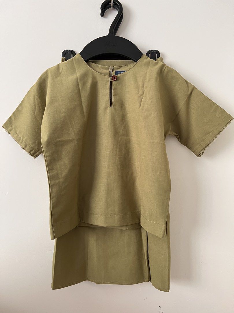 Khatam Baby 18-24M Olive Green Baju Melayu Set (Category: Babies & Kids Fashion) located in Shah Alam. Submitted by zuyyina.240 (Listing ID 1451426813, Image 1). Description: - Olive green Baju Melayu set for baby - Suitable for 18-24 months - large cutting, so it's still suit up to 3 years old with weight 13kg, height 95cm - Wore twice ( pakai 2x sahaja) - Short sleeves with decorative trim - Button detail at the neckline - Zipper closure at the