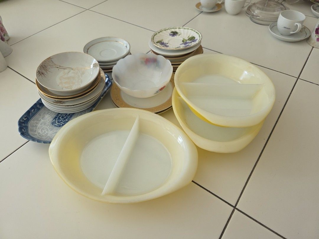 Kitchen items (Category: Dinnerware & Cutlery) located in Singapore. Submitted by uvpreethi88 (Listing ID 1451330701, Image 1). Description: 20 small plates 2 medium sized plates one tray two partion bowls.