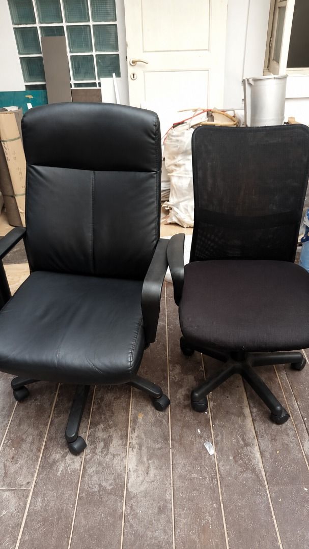 Kursi Kerja/Kantor/Belajar Besar (Umbre) & Kursi Kerja/Kantor/Belajar Kecil Jaring (Mesh office chair) (Kategori: Perabotan Rumah) berada di Jakarta Barat. Dikirim oleh daur_gudang (ID iklan 1450184202, Gambar 1). Deskripsi: Halo! Dijual kursi kerja/kantor yang nyaman dan kokoh. Sangat cocok untuk kerja di rumah (WFH), kursi belajar, atau kebutuhan kantor biar punggung tidak pegal. Di foto produk ada 2 kursi ya, berikut detail barang dan harganya