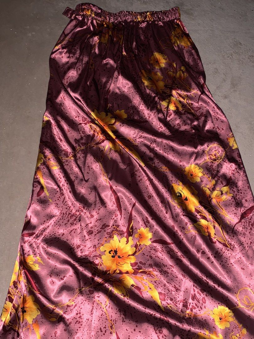 Kurung satin soft pink (Category: Baju Kurung & sets) located in Johor Bahru. Submitted by zahirah_00 (Listing ID 1451489282, Image 2). Description: Dada 40 Bahu 17 Labuh kain 41.
