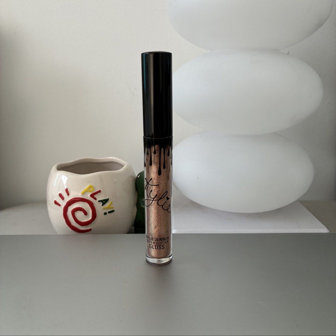 Kylie Jenner Super Glitter Gloss Glitz (Category: Makeup) located in Manila. Submitted by gabasta998 (Listing ID 1451445343, Image 1). Description: -AUTHENTIC -Around 90% full.