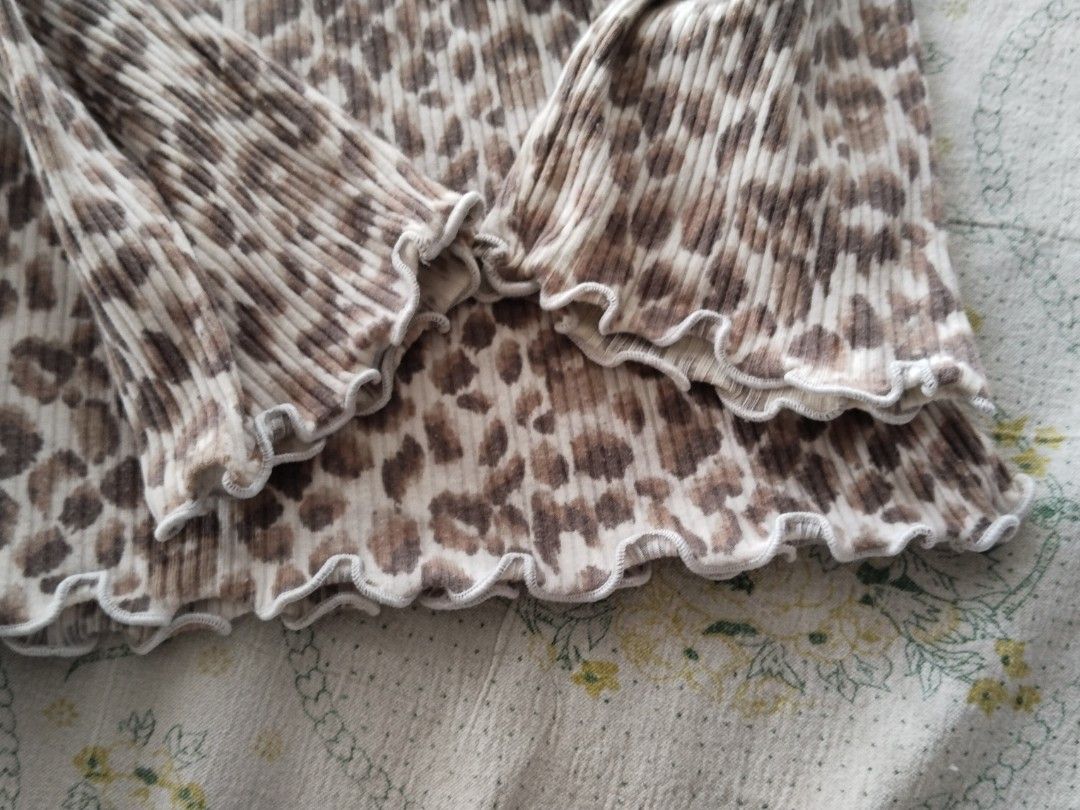 leopard print ribbed long sleeve top (Category: Longsleeves) located in General Trias. Submitted by chcopdding (Listing ID 1451395154, Image 3). Description: brand: old navy size: xl(14-16) on tag (stretchable can also fit to s-m) width: 33 cm length: 52 cm decluttering!! this is second hand from my personal wardrobe expect some minor flaws! buy at ur own risk:)) mop: gcash/maribank mod: jnt/lalamove loc: gentri, cavite dm for more details:)).