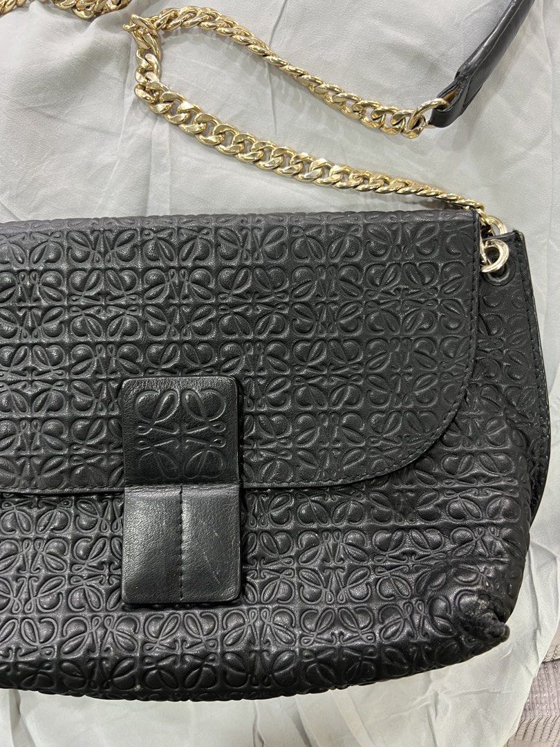 Loewe Avenue shoulder (Category: Luxury Bags & Wallets) located in Bacolod City. Submitted by novymae23 (Listing ID 1451343714, Image 3). Description: Loewe Avenue shoulder bag embossed anagram Medium Excellent Condition Rank A .