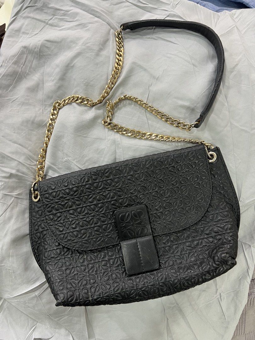 Loewe Avenue shoulder (Category: Luxury Bags & Wallets) located in Bacolod City. Submitted by novymae23 (Listing ID 1451343714, Image 1). Description: Loewe Avenue shoulder bag embossed anagram Medium Excellent Condition Rank A .