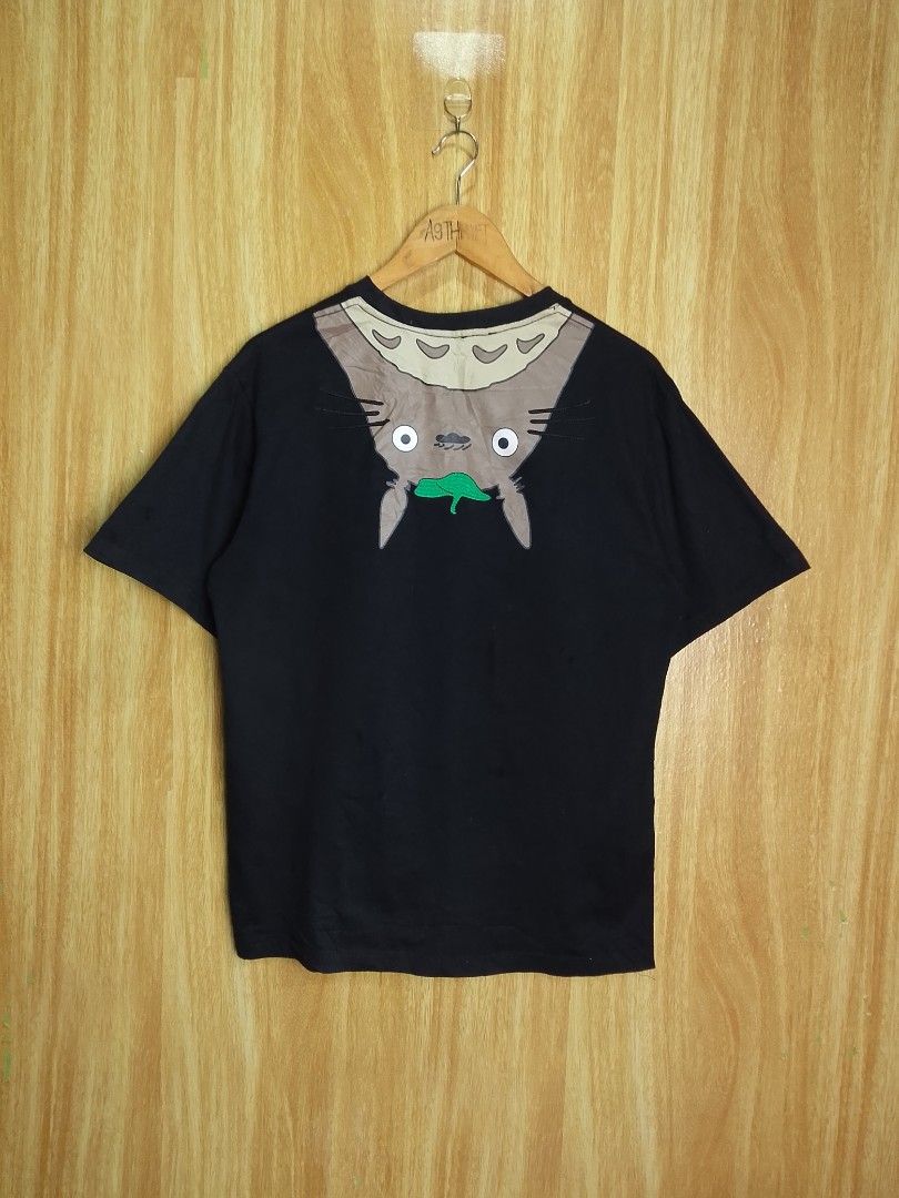 Loewe x Studio Ghibli (Category: Tshirts & Polo Shirts ) located in Santiago. Submitted by jonathanfragata21 (Listing ID 1451485860, Image 2). Description: Loewe x Studio Ghibli Width : 20.5 Length : 26.5 Size on tag : Small can fit Medium Color Rate 9.5/10 Excellent Condition No Flaws Price : 📥+Shipping Fee Location : Santiago City Isabela.
