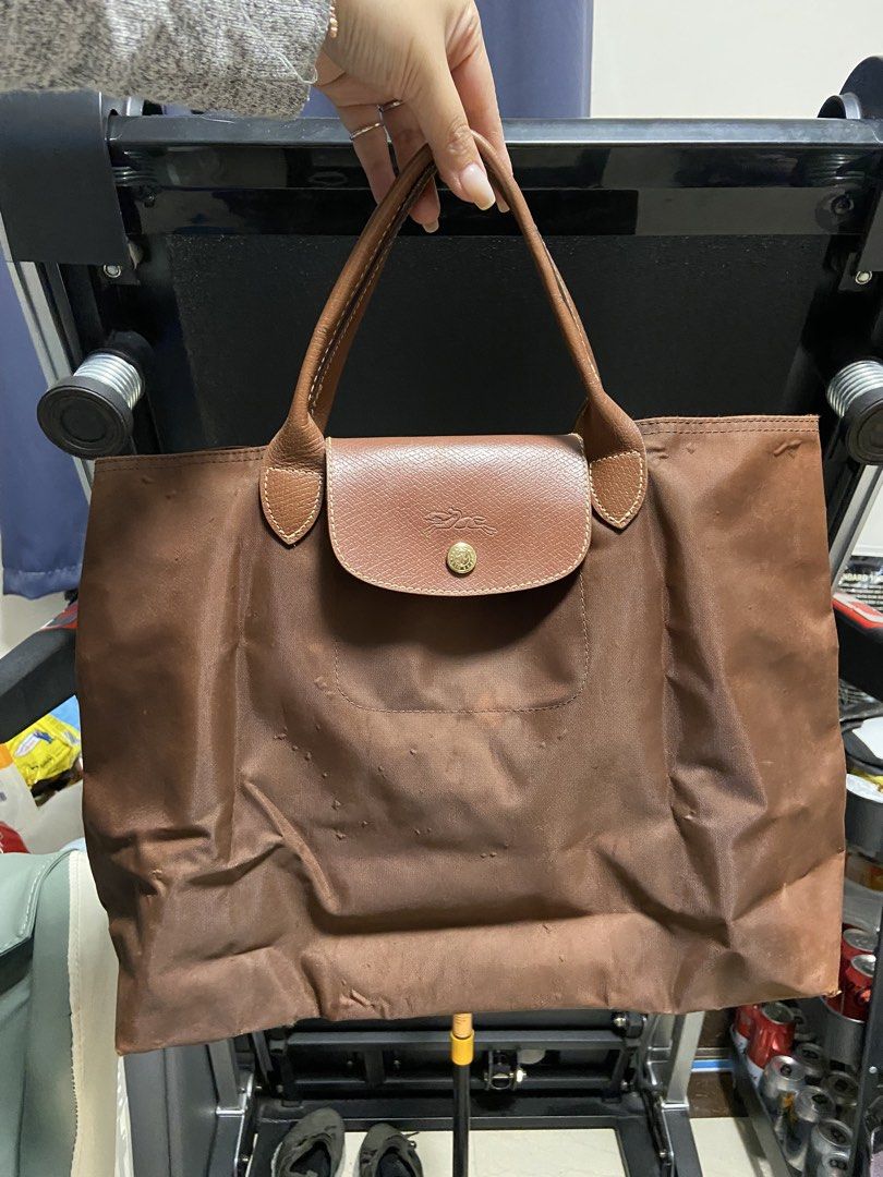 Longchamp tote （分類：手袋及銀包）位於 Hong Kong。 由 uc5790 提交（商品編號 1451477472，圖片 3）。簡介： 新舊如圖 袋身有變色 四角有磨 尼龍有泡起 代屋企人清屋 真假不回 二手有使用感 介意勿擾 只限順豐。