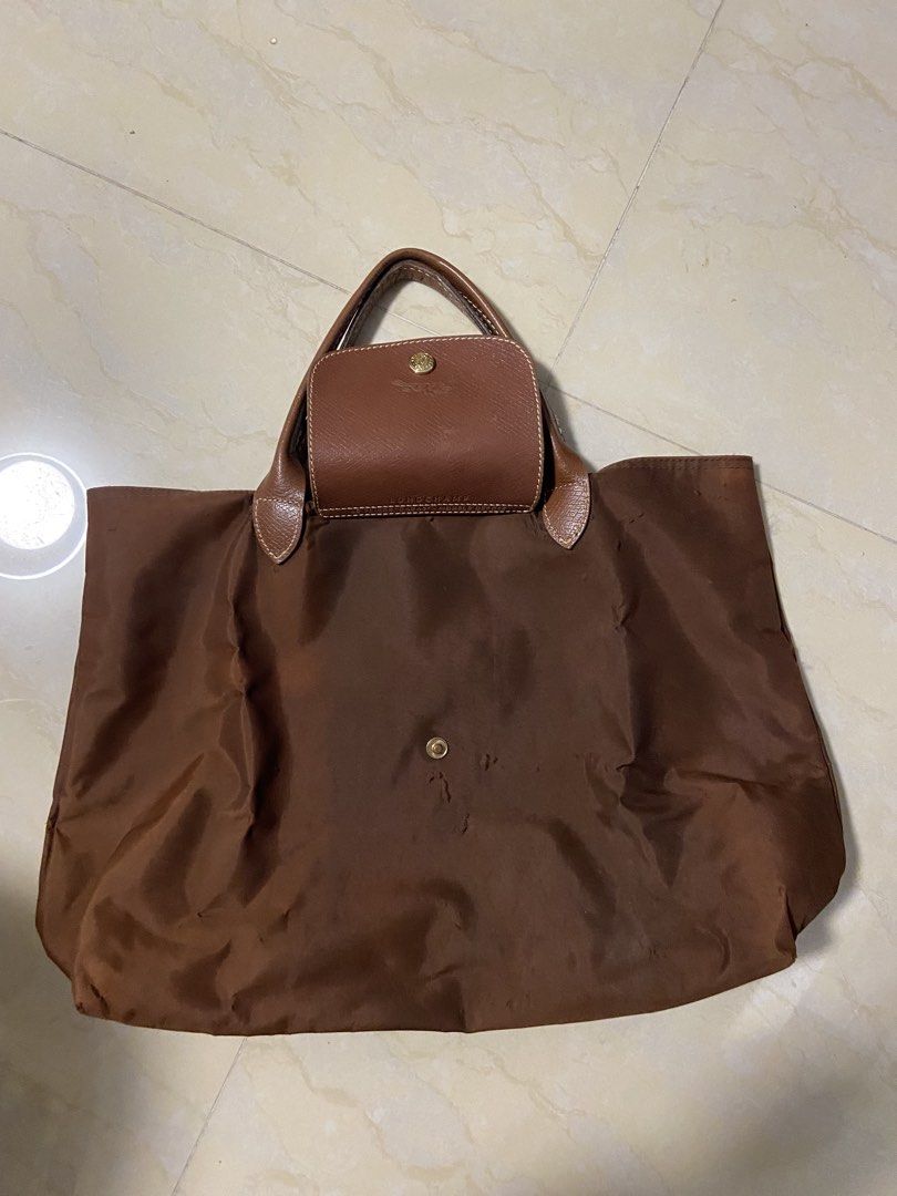 Longchamp tote （分類：手袋及銀包）位於 Hong Kong。 由 uc5790 提交（商品編號 1451477472，圖片 2）。簡介： 新舊如圖 袋身有變色 四角有磨 尼龍有泡起 代屋企人清屋 真假不回 二手有使用感 介意勿擾 只限順豐。