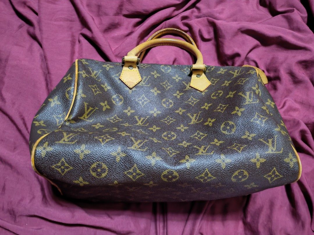 Louis Vuitton Monogram Speedy 30 (Category: Luxury Bags & Wallets) located in Quezon City. Submitted by dolcegioia (Listing ID 1451432074, Image 2). Description: -Classic, recognizable "doctor's bag" or barrel shape that defines the Speedy. ​Fabric and Hardware: ​It features the iconic Louis Vuitton Monogram pattern on coated canvas. ​-The trim and handles are made of natural cowhide (Vachetta) leather. -​The handles are attached to the body of t