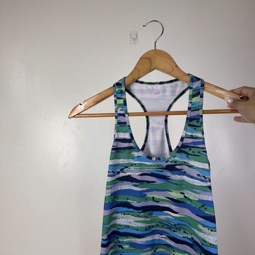 Lululemon Abstract Print Racerback Tank Top (Category: Sleeveless) located in Calasiao. Submitted by liascorner (Listing ID 1451518495, Image 3). Description: W:14 L:23 10/10.