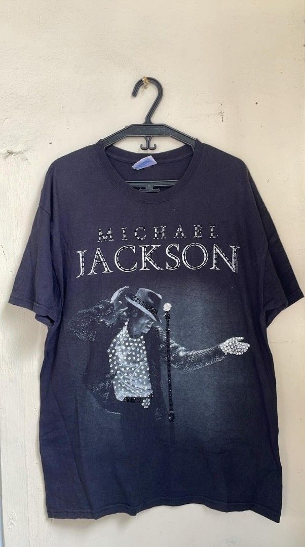 Michael Jackson Graphic T-Shirt 2009 (Category: Tshirts & Polo Shirts ) located in Manila. Submitted by saint_thrifts (Listing ID 1451506591, Image 1). Description: - Black t-shirt with Michael Jackson graphic - Features dynamic performance image and his name - Classic piece for music lovers and MJ fans.