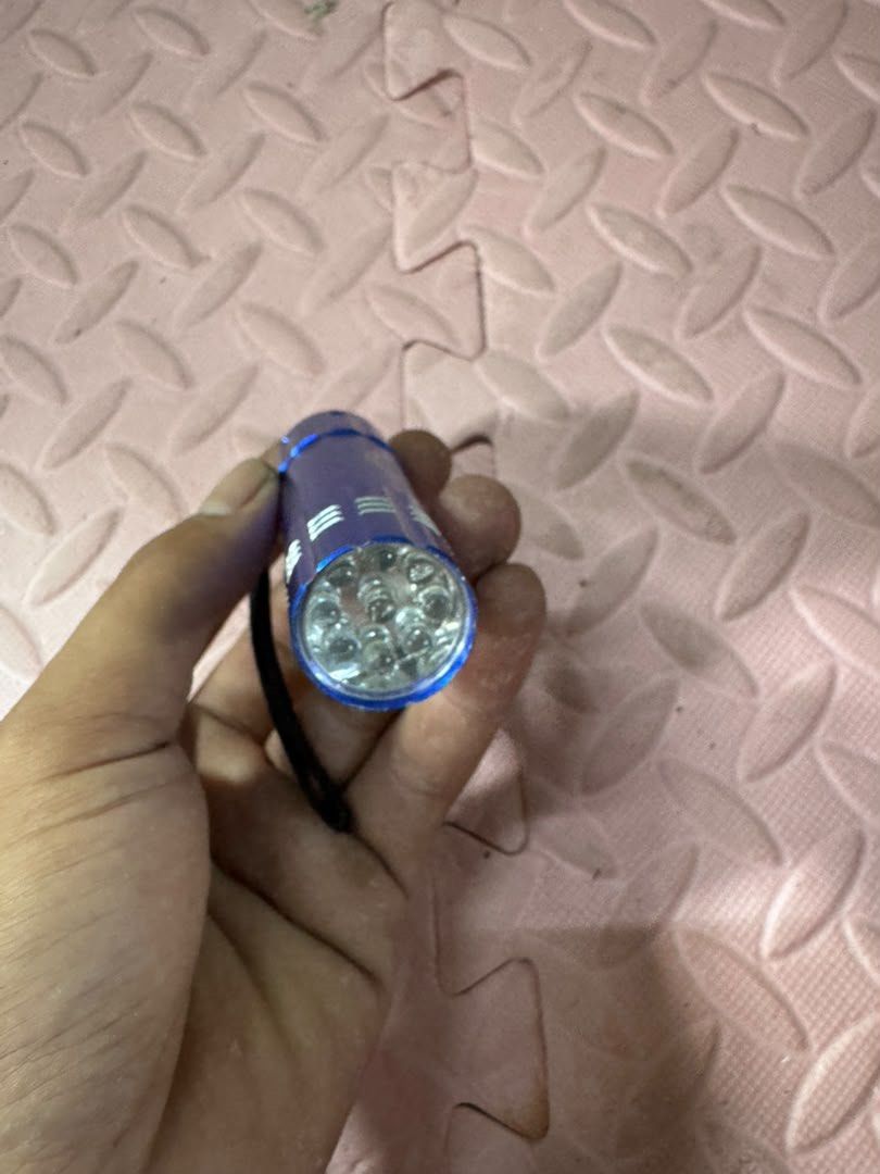 Mini LED Flashlight (Category: Hiking & Camping) located in Ayer Lanas. Submitted by emaroseee (Listing ID 1451495367, Image 2). Description: •Rm5 tak termasuk pos BARANG SECONDHAND DARI SINGAPORE CONDITION BRG SEPERTI DALAM GAMBAR BRG ELEKTRIK ADA WARANTI WS DETAIL : 013 305 6370 P/S : ( SEBELUM TEKAN BUTANG BUY, SILA CHAT SAYA DAHULU UNTUK PASTIKAN BRG TERSEBUT MASIH ADA LAGI TQ 😊🫰🏻) LOCATION : FF BUNDLE KADOK ( KG KADOK KOTA BHARU KELANTAN 