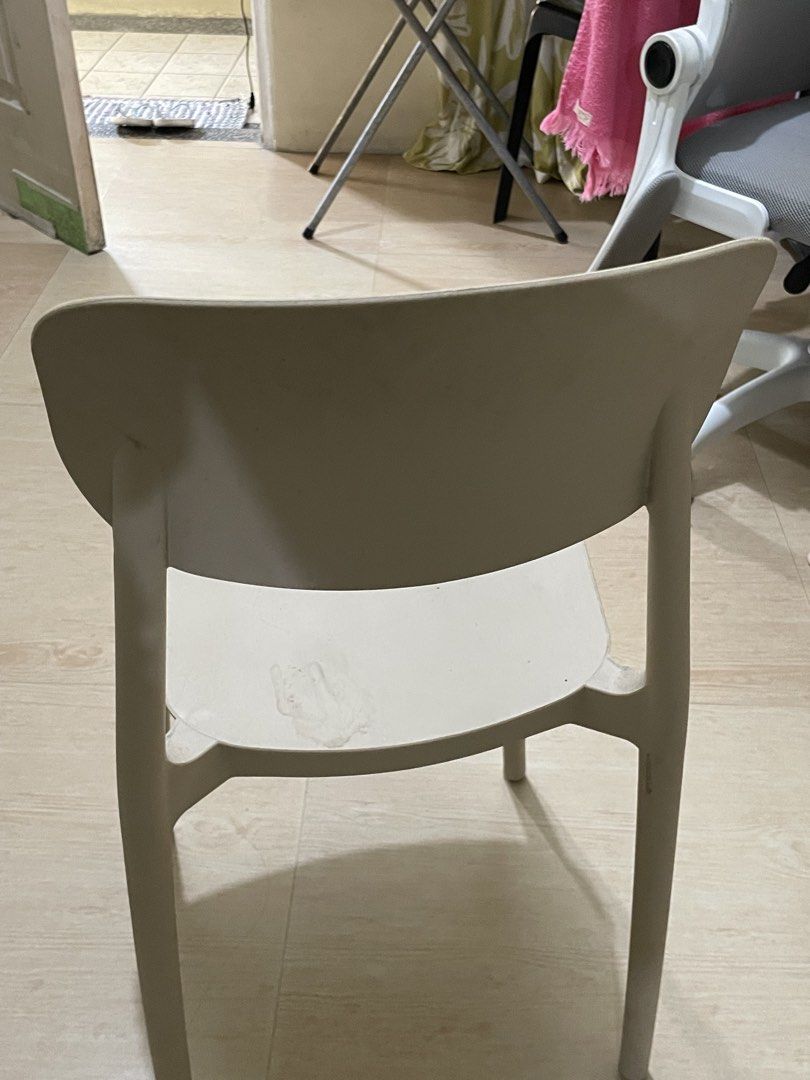 Modern Beige Plastic Chair (Category: Chairs) located in Quezon City. Submitted by murmae (Listing ID 1451406030, Image 2). Description: Beige plastic chair, modern design. Good for dining or accent. Ideal for students na nagddorm or minimalist homes. slightly used lang since mas gamit yung gaming chair, madumi lang dahil nakastock lang pero no flaws or issues pick up or lalamove only.